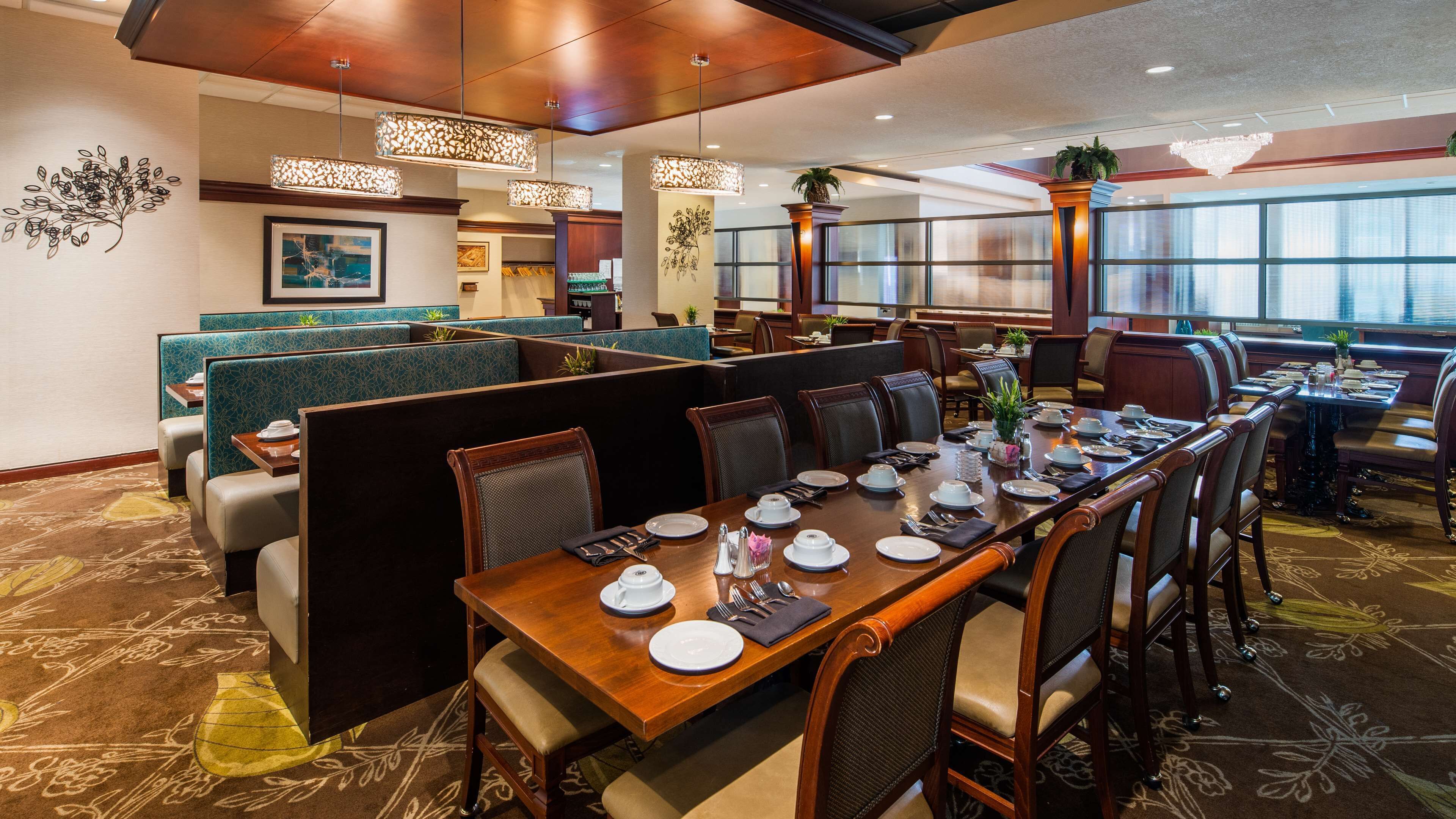 ランチ、ディナーに営業