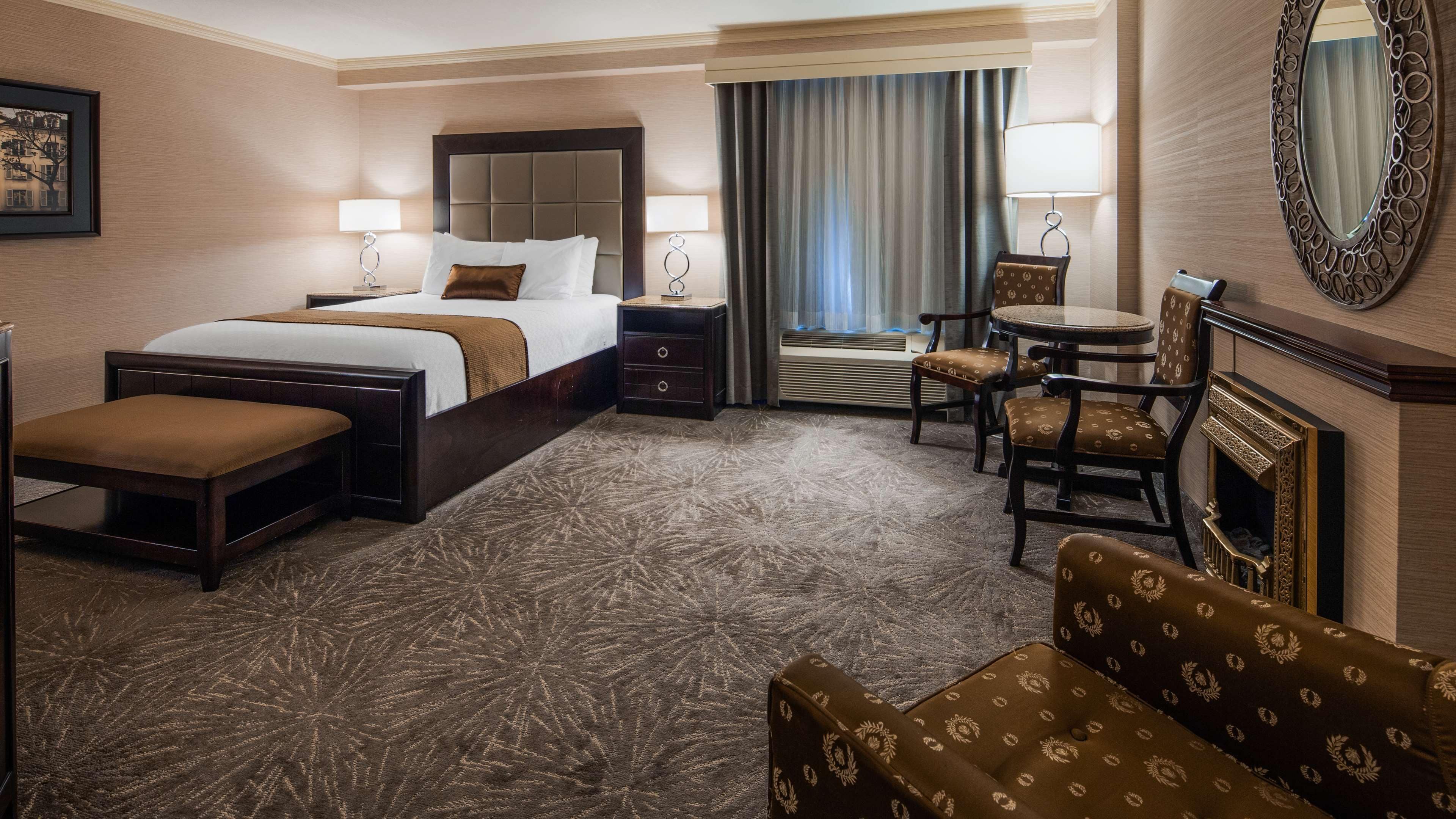 Habitación estándar, 1 cama Queen size, hidromasaje, en esquina | Tabla de planchar con plancha, camas extra, wifi gratis y ropa de cama 