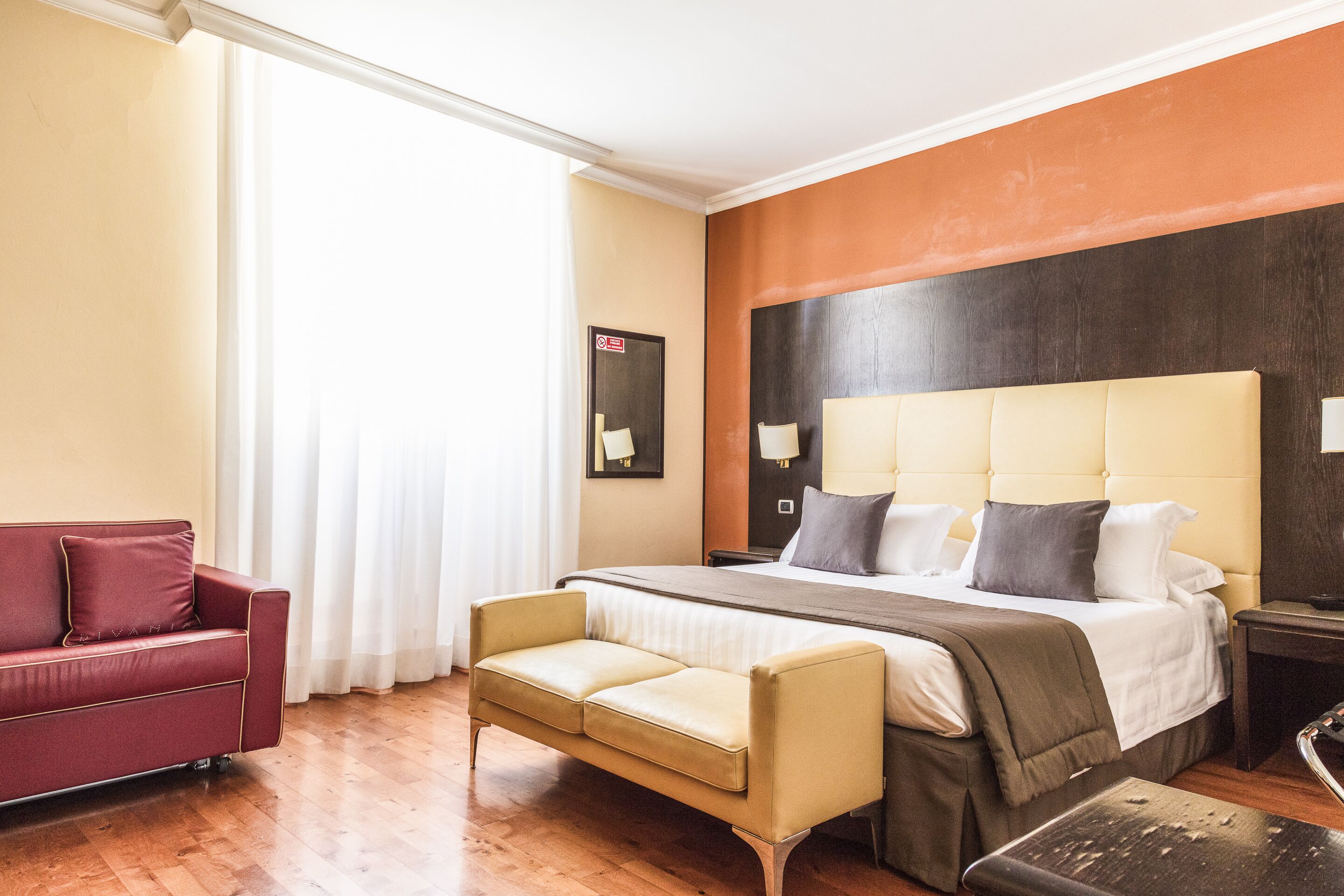 Quarto quádruplo, vista para a cidade | Roupas de cama premium, cofres nos quartos, escrivaninha