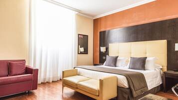 Quarto quádruplo, vista para a cidade | Roupas de cama premium, cofres nos quartos, escrivaninha