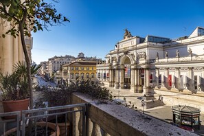 Sengetøy av topp kvalitet, safe på rommet og skrivebord