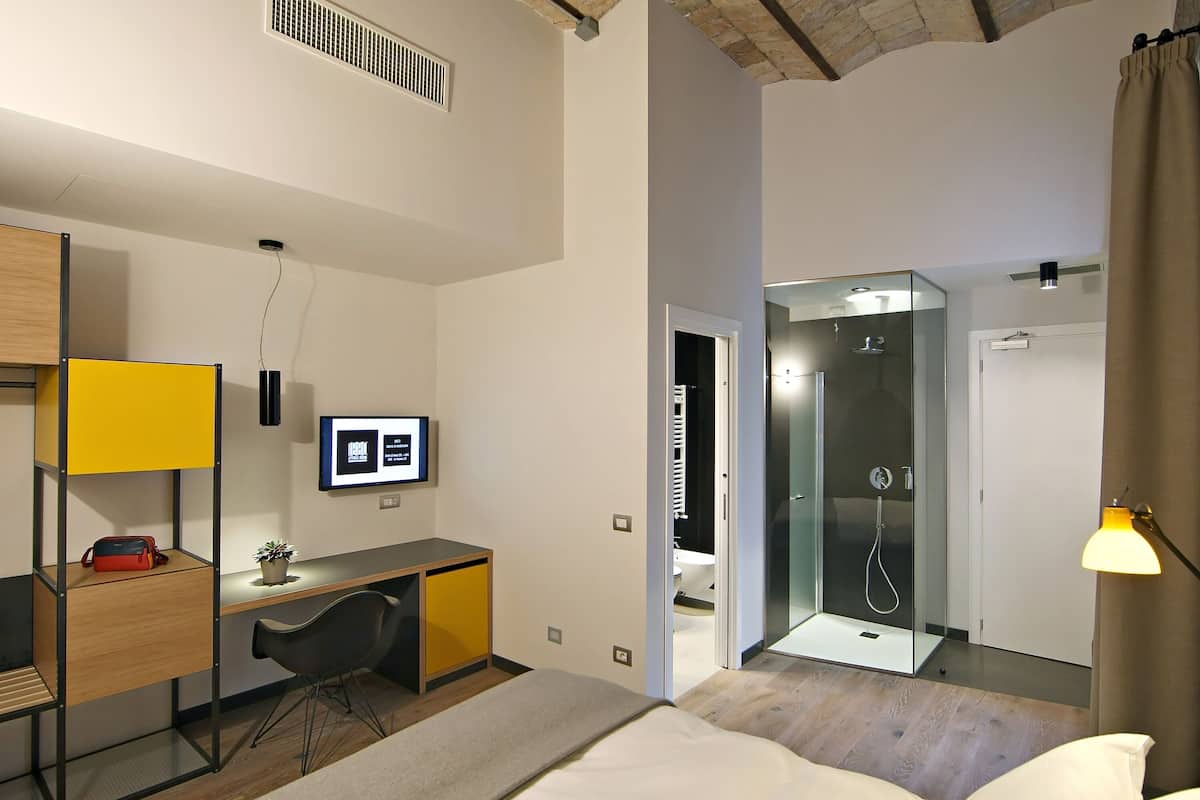 Annex Building Double Room | Luxe beddengoed, een kluis op de kamer, een bureau, een laptopwerkplek