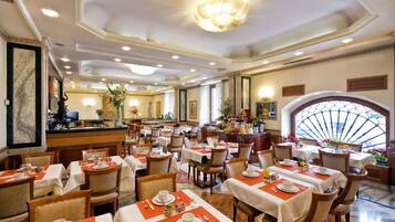 Café da manhã com buffet todos os dias mediante uma taxa