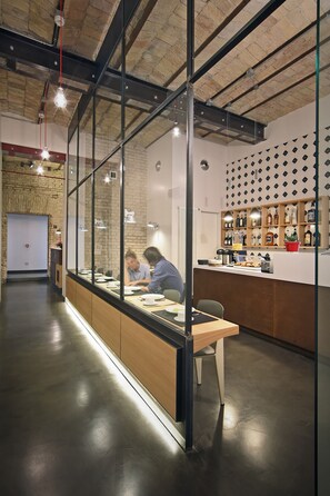 高档床上用品、客房内保险箱、办公桌、笔记本电脑工作区