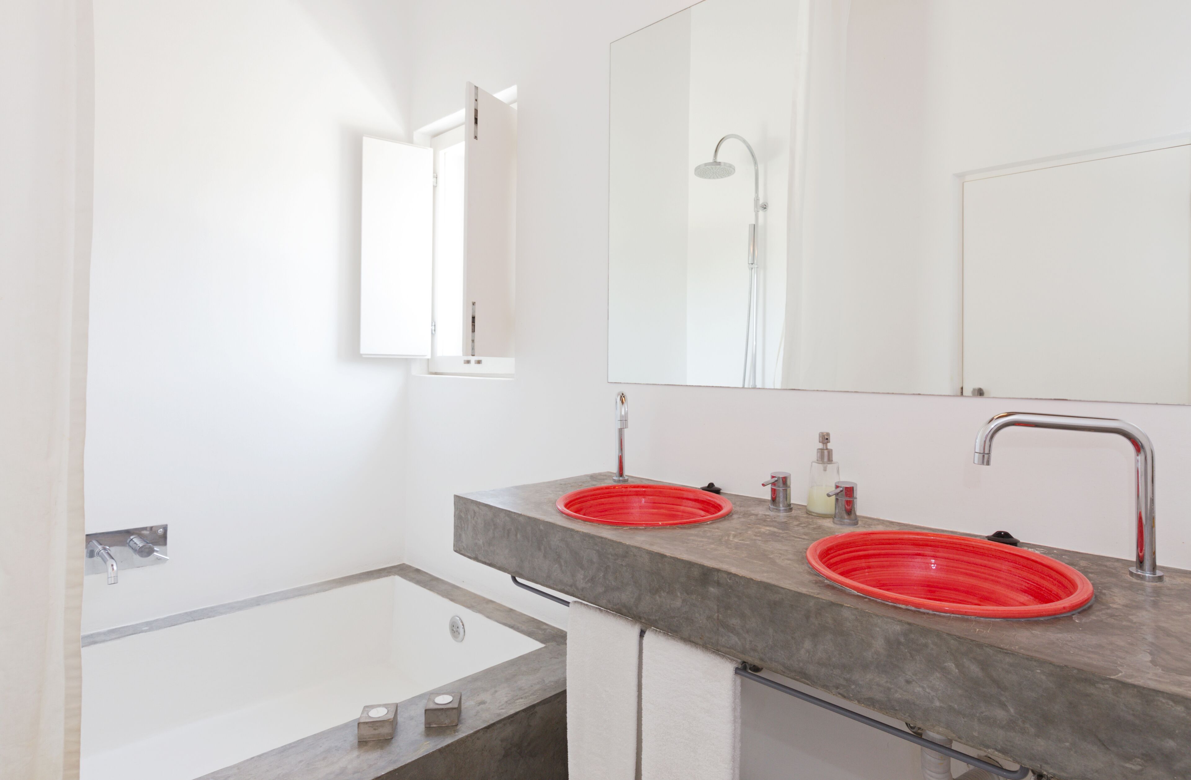 Un baño moderno con dos lavamanos, ducha y bañera.