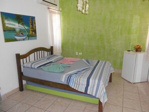 Minibar, escritorio, Internet por cable gratuito