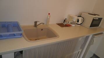 Studiolejlighed - havudsigt | Privat tekøkken | Køleskab, kogeplade, elkedel, køkkentøj/tallerkener/redskaber