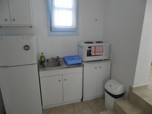 Apartment, 1 Bedroom, Sea View | Private kitchenette | Fridge, stovetop, electric kettle, cookware/dishes/utensils - Kavalieros Studios (Milos)