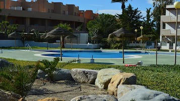 4 albercas al aire libre, sombrillas en la alberca y camastros