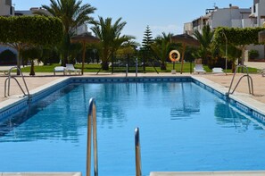 4 outdoor pools, pool umbrellas, pool loungers