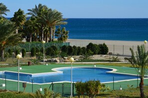 4 outdoor pools, pool umbrellas, pool loungers - Apartamentos Natura World (Vera)