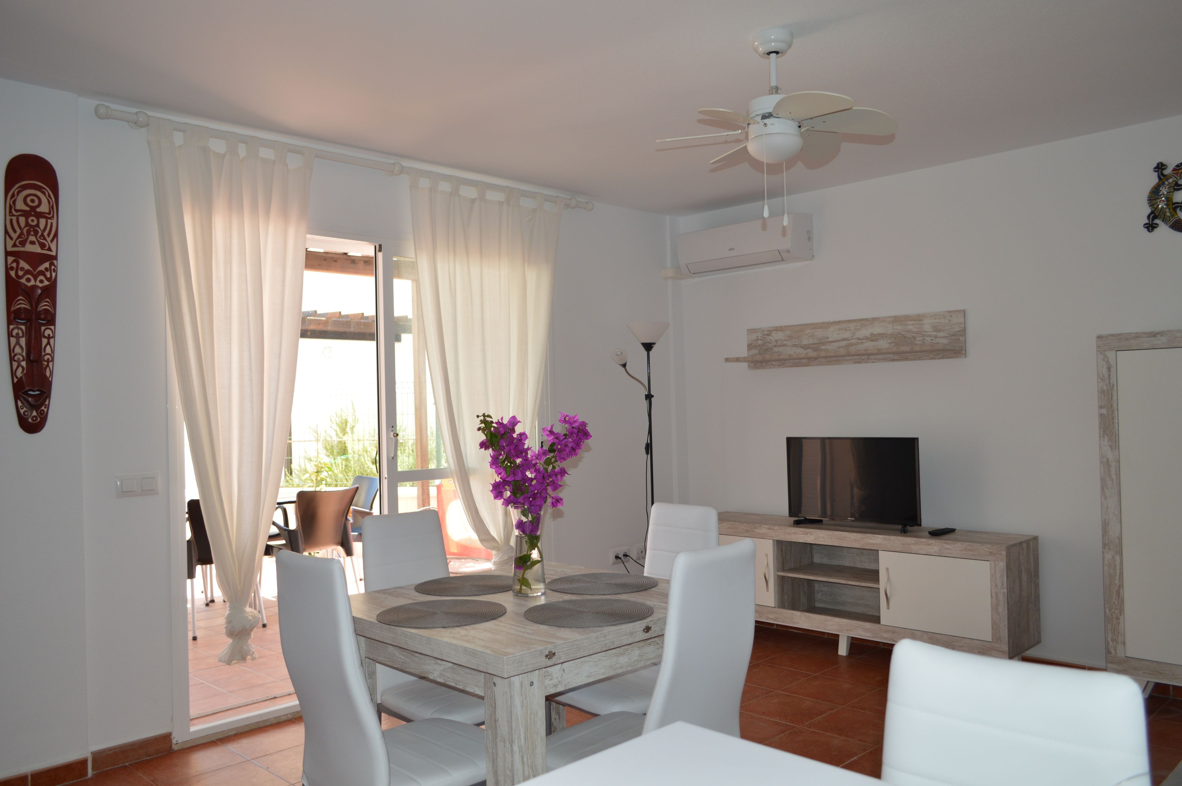 Departamento, 1 habitación | Sala de estar | Televisión de pantalla plana de 32 pulgadas con canales por cable 