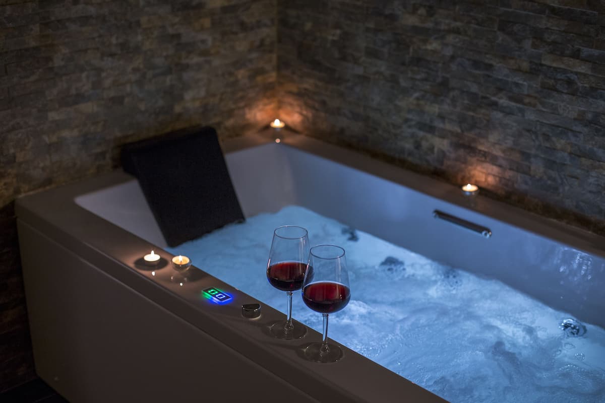 Deluxe Room | Indoor spa tub