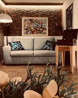 Habitación junior | Zona de estar | Televisión LED de 32 pulgadas con canales digitales, una televisión