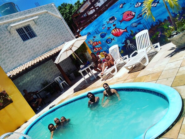 Piscina externa, guarda-sóis, espreguiçadeiras