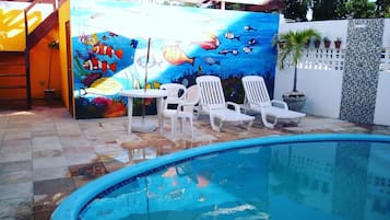 Piscine extérieure, parasols de plage, chaises longues