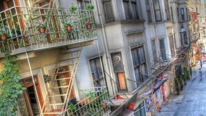 A multi-story building with balconies, outdoor seating, and a storefront. - Tamara Suite Hotel (Istanbul)