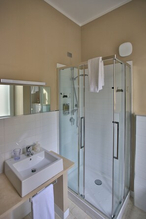 Classic Double Room (Becaa) | Bathroom | Shower, free toiletries, hair dryer, bidet - Affittacamere Dai Baracca (Riomaggiore)