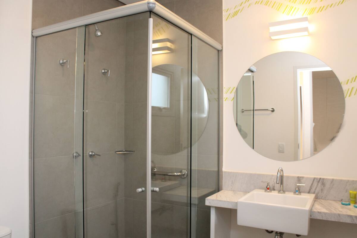 standard apartment, 1 double bed | bathroom | shower, eco-friendly toiletries, hair dryer, towels