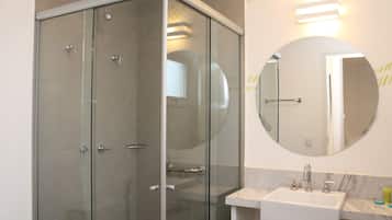 Apartamento standard, 1 cama de casal | Banheiro | Chuveiro, produtos de toalete biodegradáveis, secador de cabelo