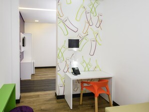 Apartamento estándar, 1 cama doble con sofá cama | Minibar, caja fuerte, escritorio y sistema de insonorización