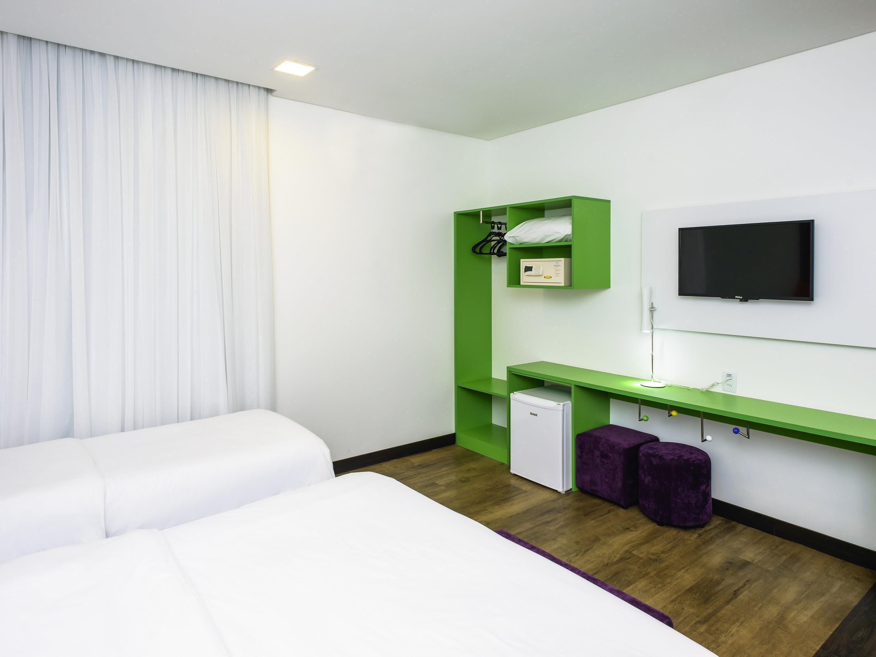 Departamento estándar, varias camas | Minibar, caja de seguridad en la habitación y escritorio 
