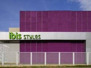 A building with a purple facade and a sign that reads 'ibis styles'. - Ibis Styles Ponta Pora (Ponta Pora)
