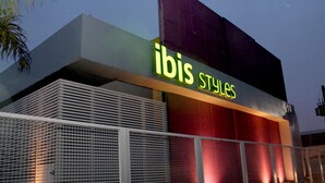 Un edificio con un llamativo letrero de 'ibis styles'.