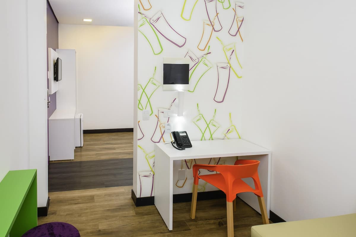 Departamento estándar, 1 cama matrimonial y sofá cama | Minibar, caja de seguridad en la habitación y escritorio