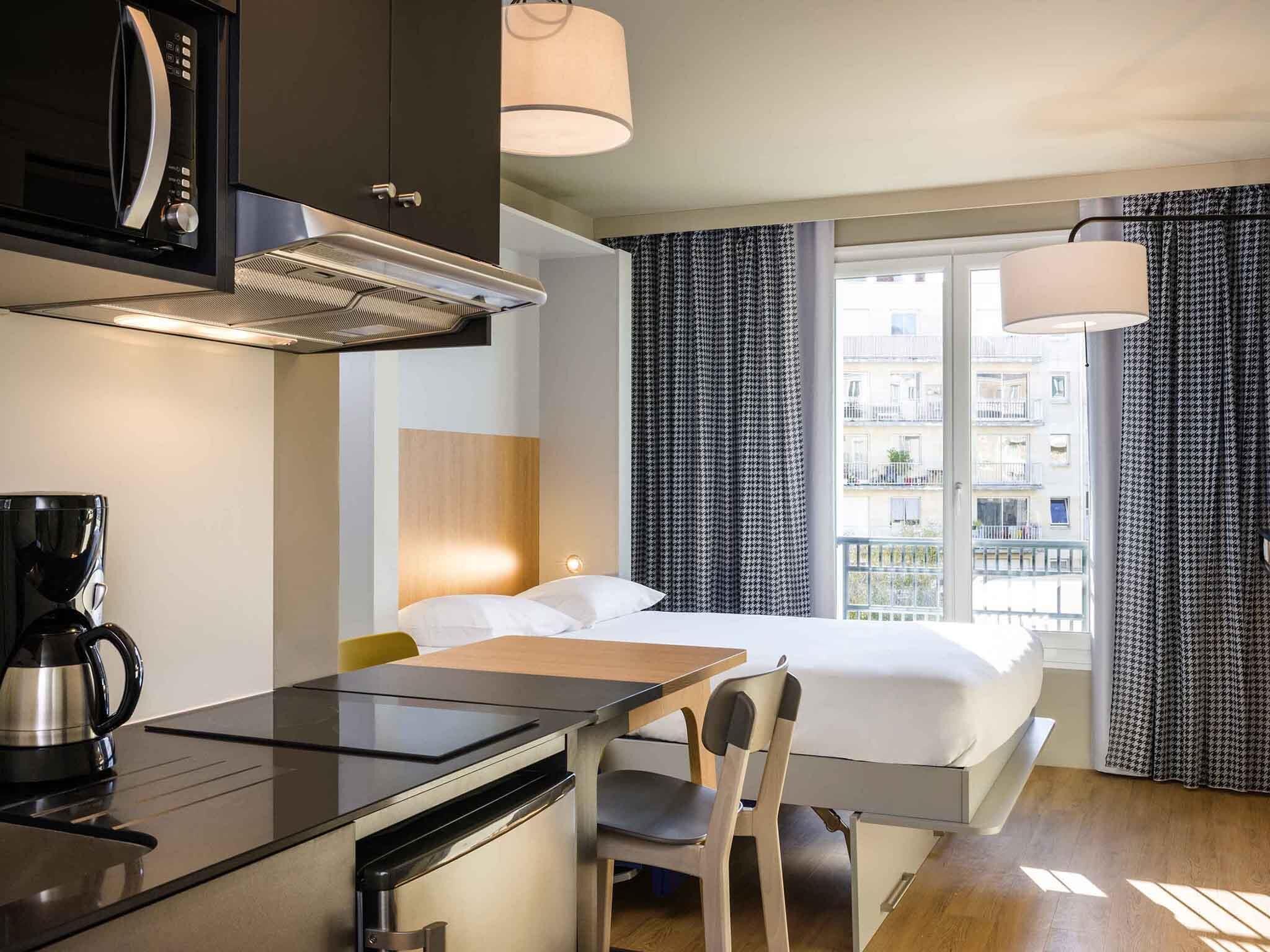 Een bureau, geluiddichte muren, gratis babybedden, gratis wifi