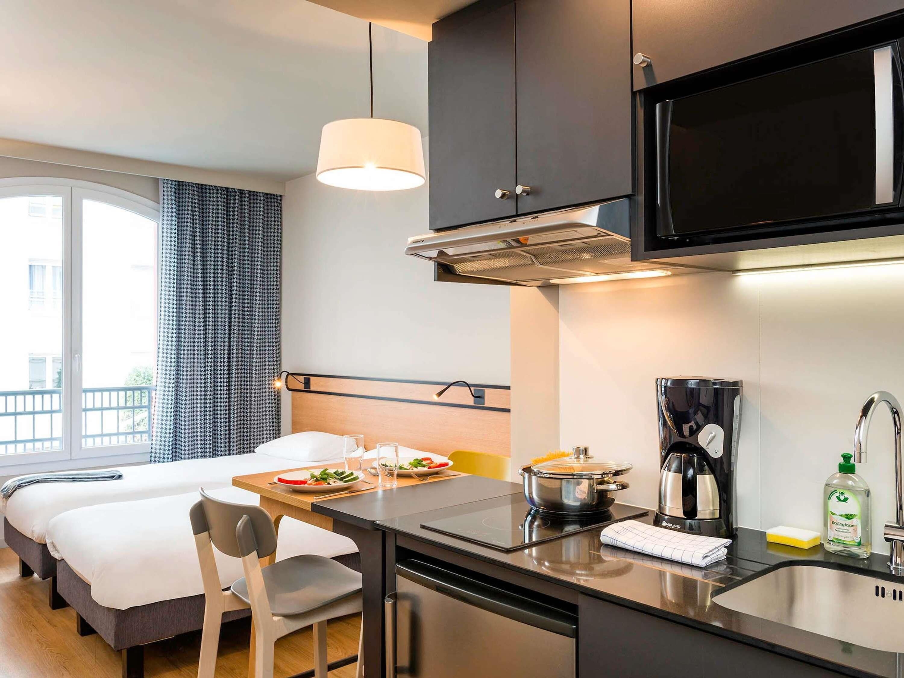 Desk, soundproofing, free cots/infant beds, free WiFi