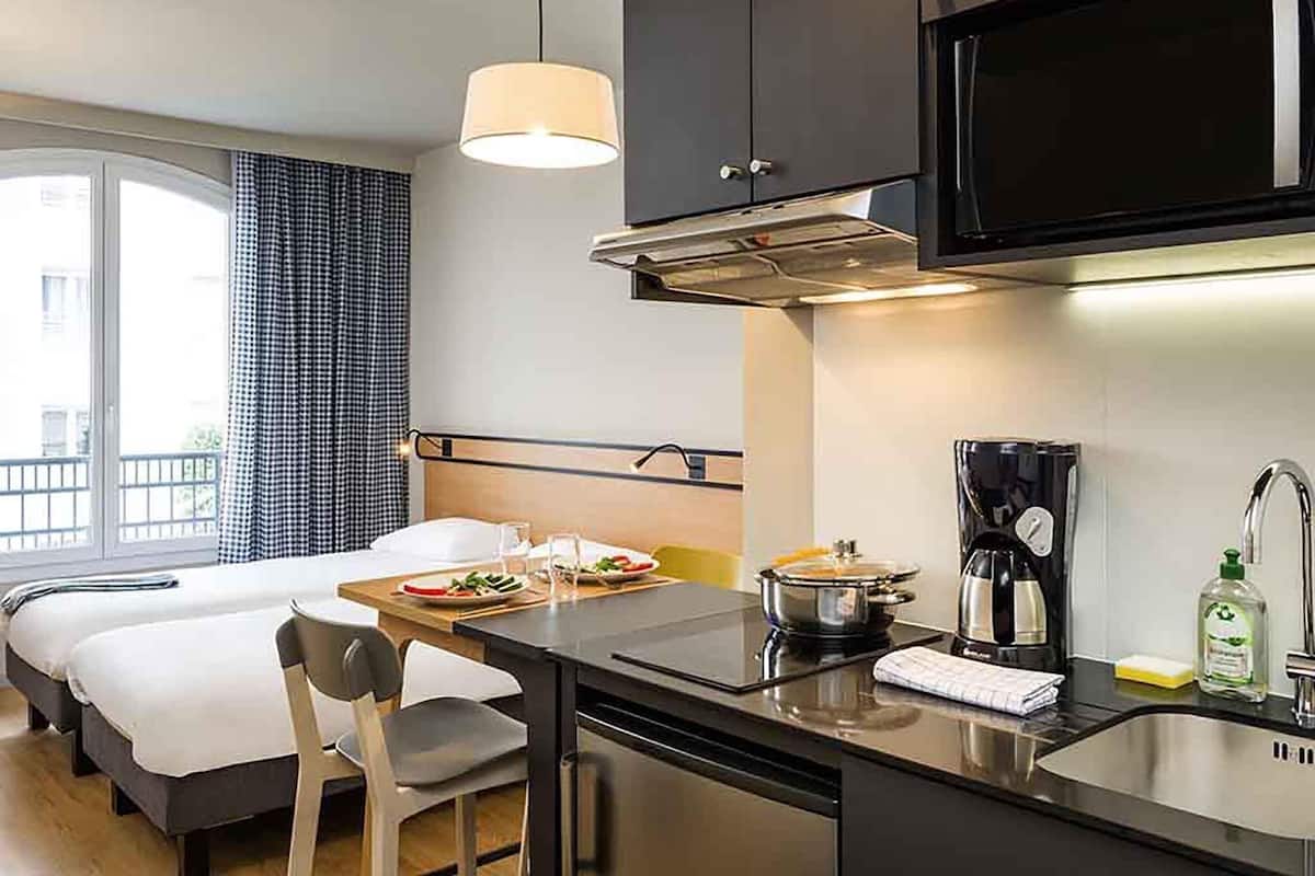 Desk, soundproofing, free cots/infant beds, free WiFi