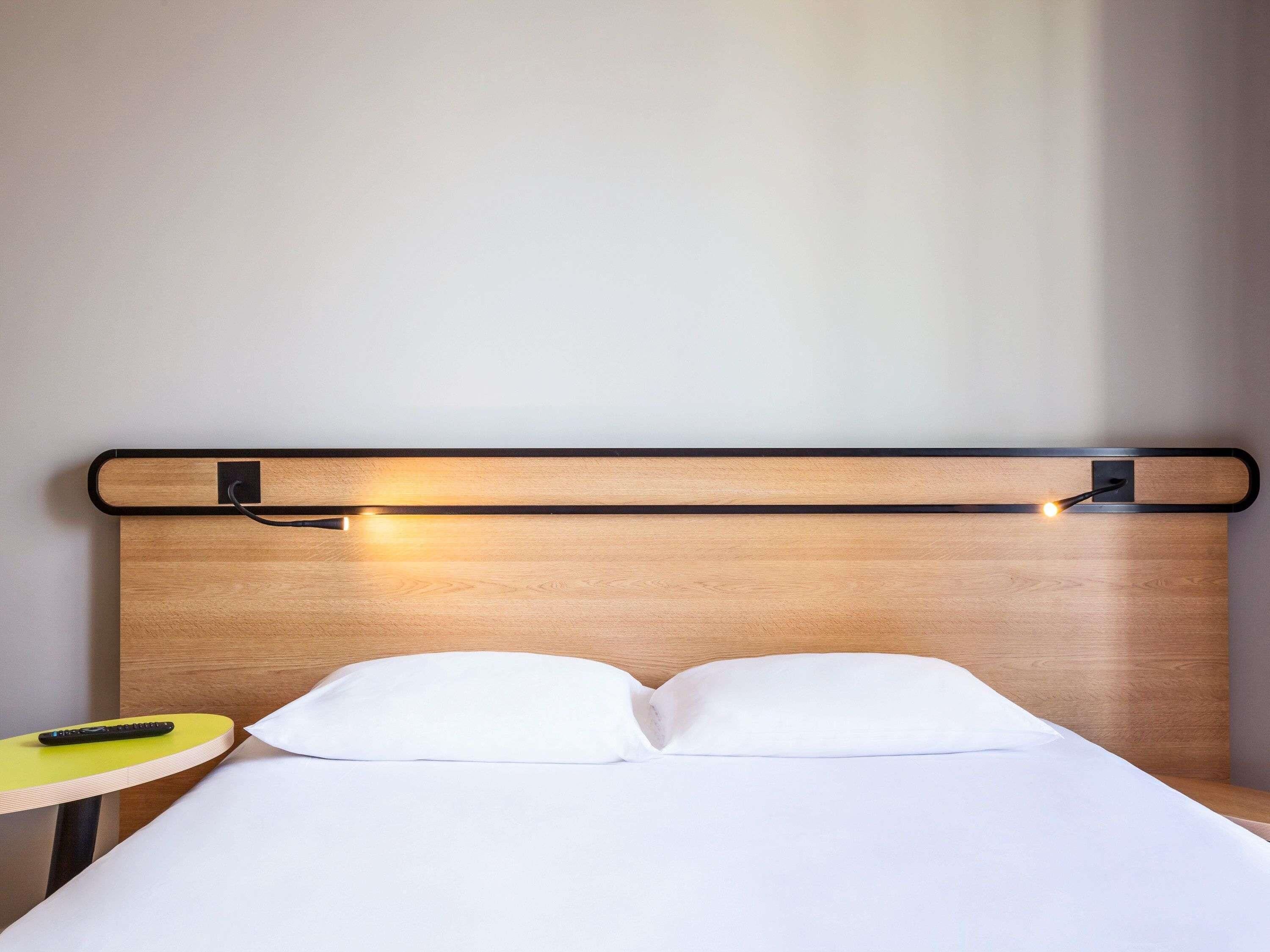 Desk, soundproofing, free cots/infant beds, free WiFi