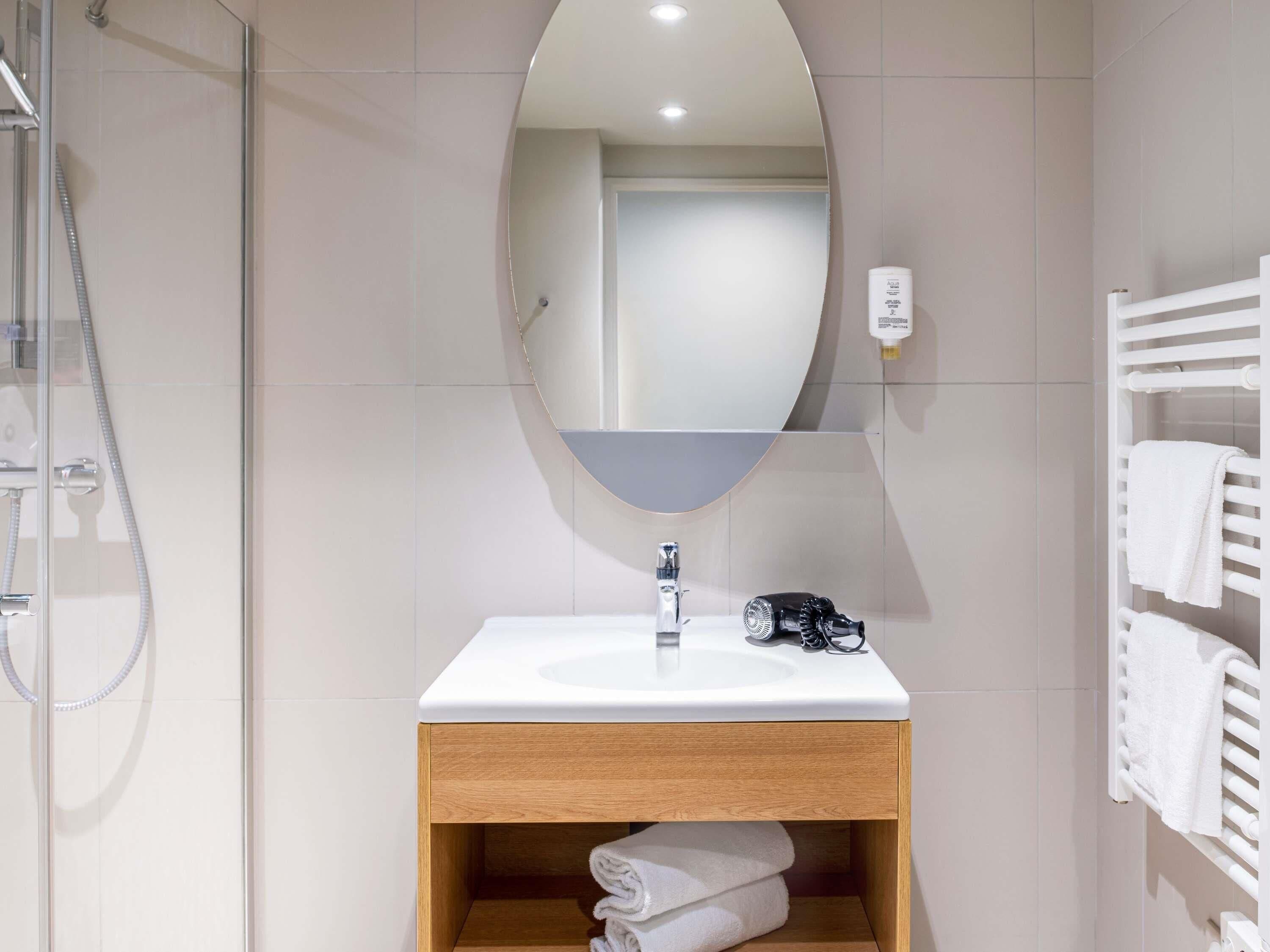 Bureau, chambres insonorisées, lits bébé (gratuits), Wi-Fi gratuit