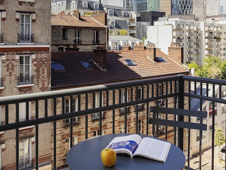 Studio, 1 Doppelbett, Balkon | Schreibtisch, schallisolierte Zimmer, kostenlose Babybetten. Aparthotel Adagio Access La Défense Puteaux