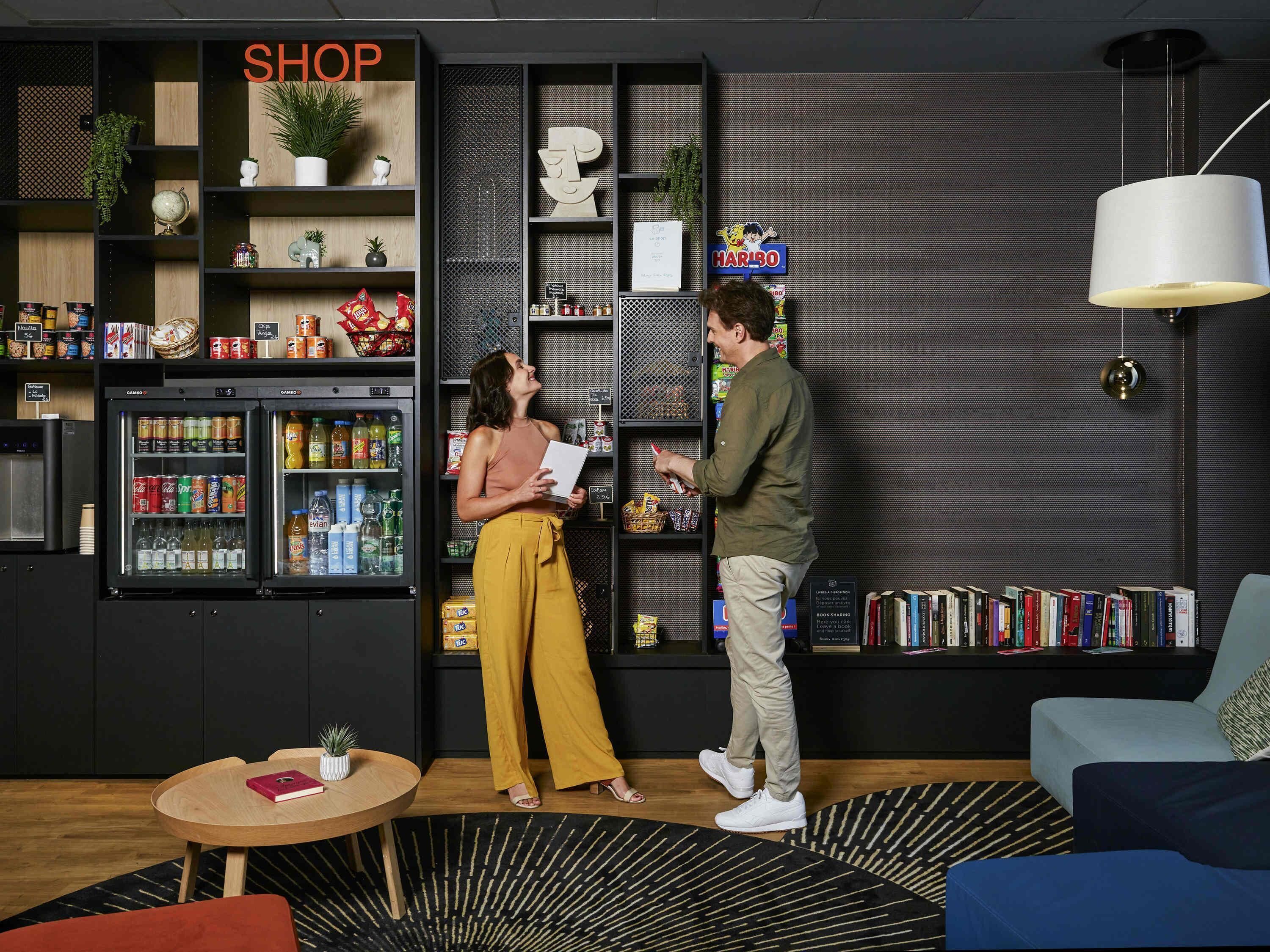 Ein modernes Interieur mit Geschäften, Bücherregalen und einer Sitzecke.