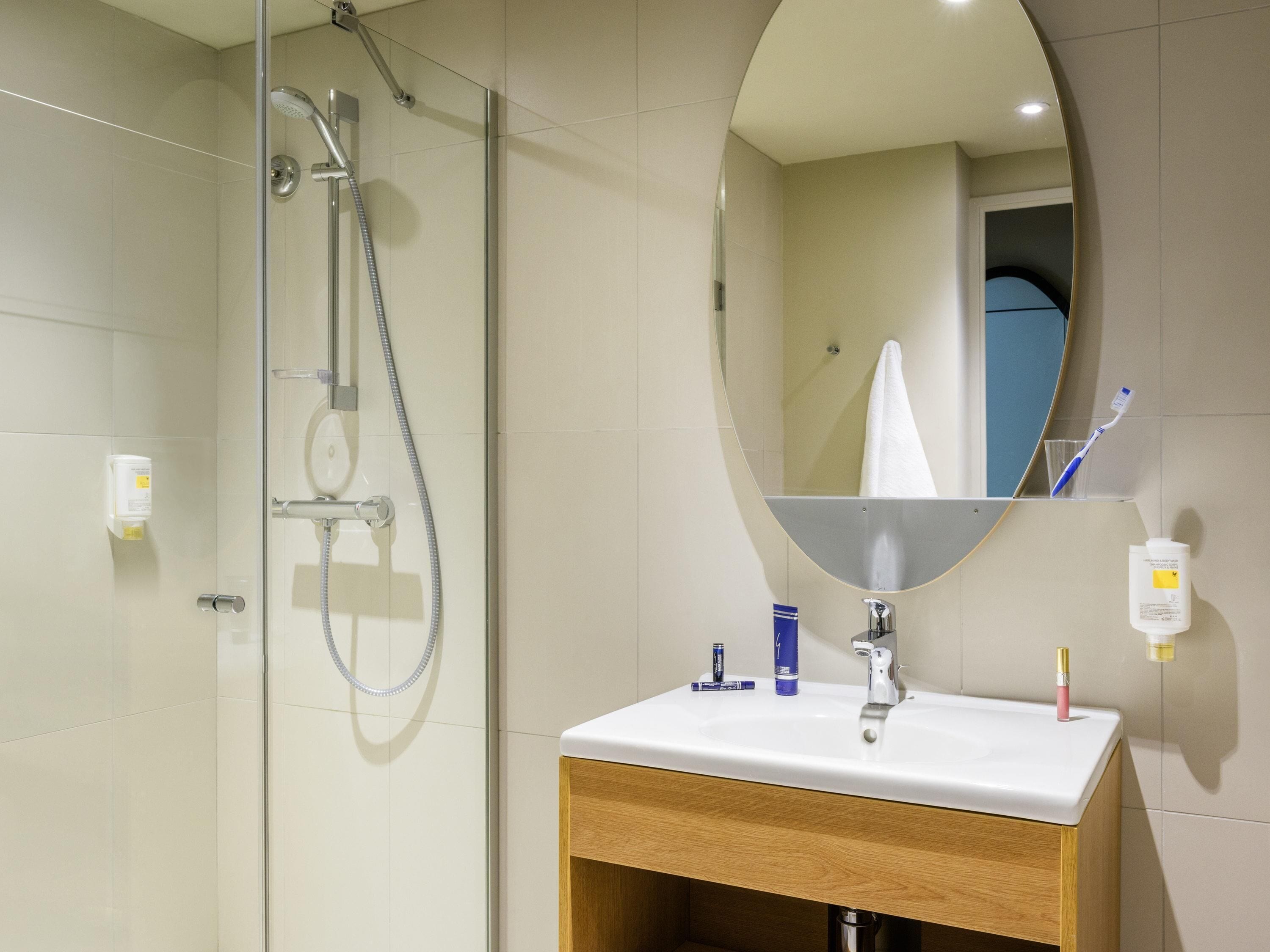 Desk, soundproofing, free cribs/infant beds, free WiFi