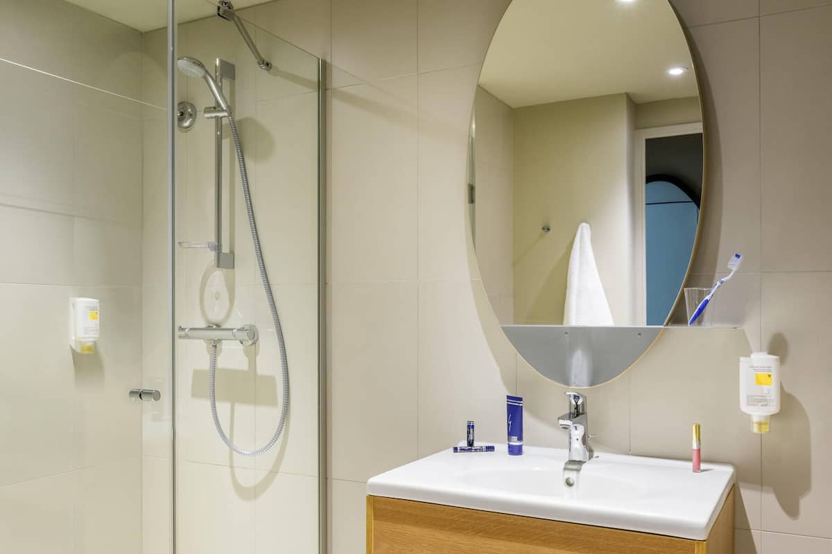 Escritorio, insonorización, cunas gratuitas y wifi gratis