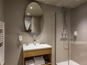 Bureau, chambres insonorisées, lits bébé (gratuits), Wi-Fi gratuit