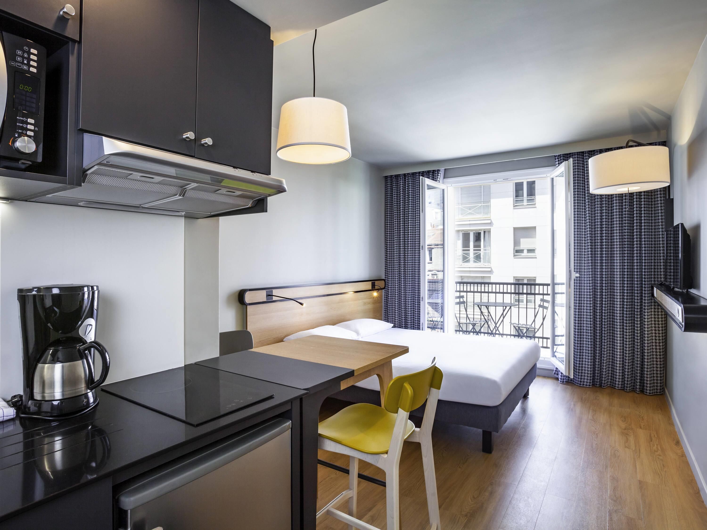 Een bureau, geluiddichte muren, gratis babybedden, gratis wifi