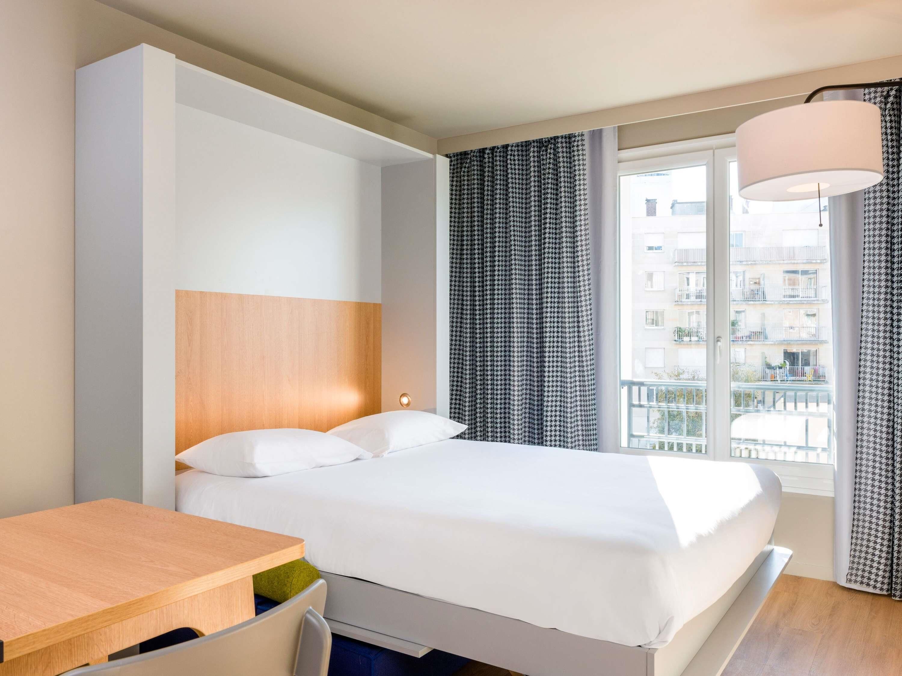 Desk, soundproofing, free cots/infant beds, free WiFi