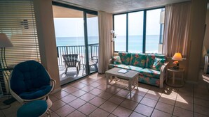 Room, 1 Bedroom | Living room