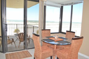 Room, 1 Bedroom | In-room dining