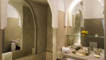 Combined shower/bathtub, designer toiletries, hair dryer, towels
