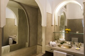 Ensemble baignoire-douche, articles de toilette griffés
