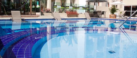 2 outdoor pools