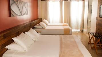 Quarto triplo, para não fumantes | Frigobar, escrivaninha, cortinas blackout, ferros/tábuas de passar roupa