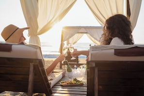 On the beach, beach cabanas, sun loungers, beach umbrellas - Grifid Hotel Metropol - Premium All Inclusive (Golden Sands)