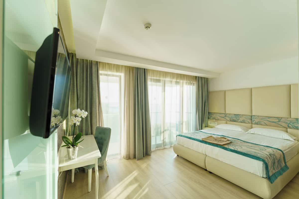 Double Room, Side Sea View (Free Beach Access, Safe, Minibar) | 무료 미니바, 객실 내 금고, 책상, 침대 시트