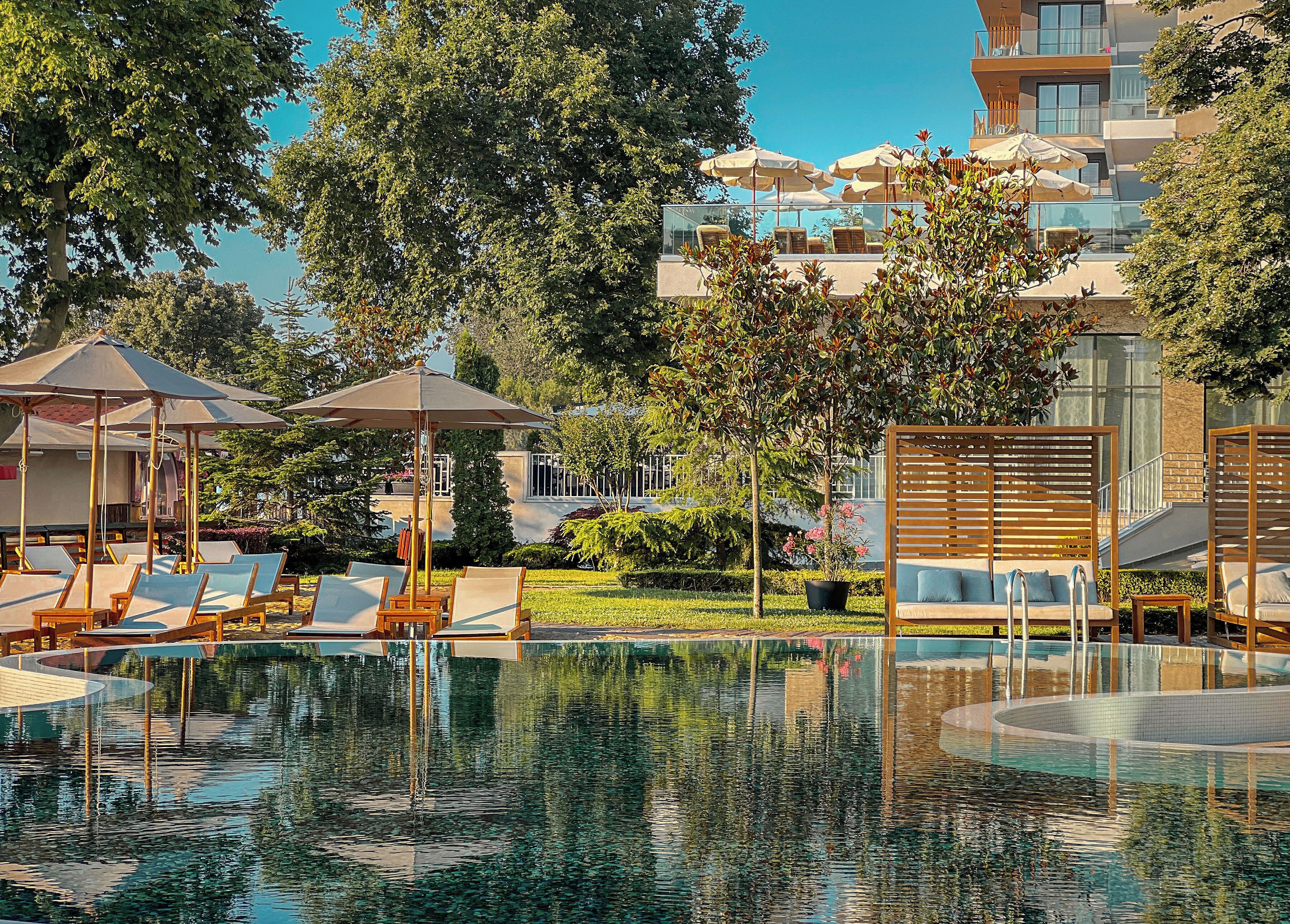 Una piscina al aire libre de temporada, una piscina con borde infinito